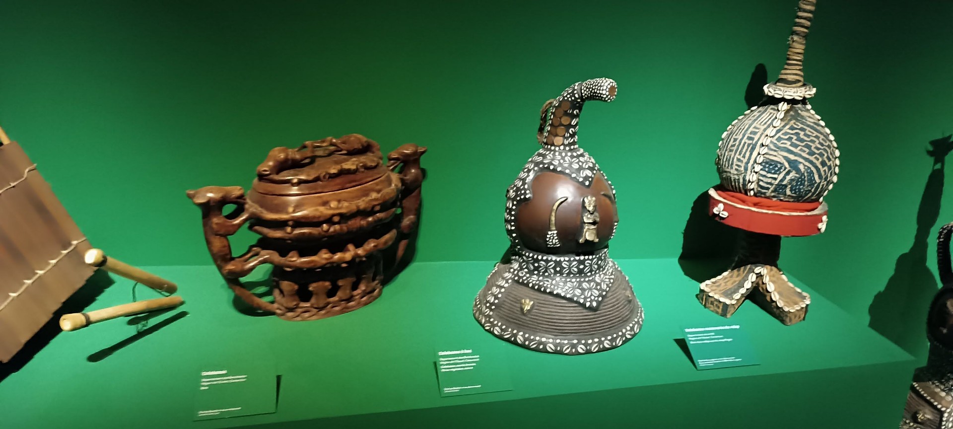 Calebasses cérémonielles ornées de cauris et de perles