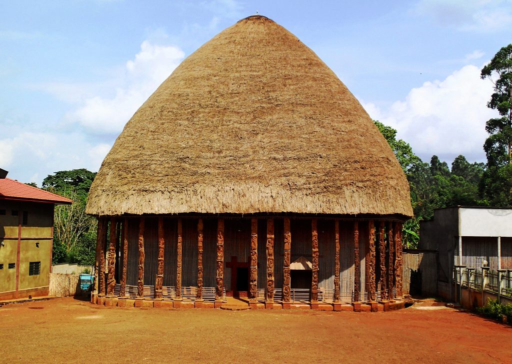 Case patrimoniale de Bandjoun aux poteaux sculptés