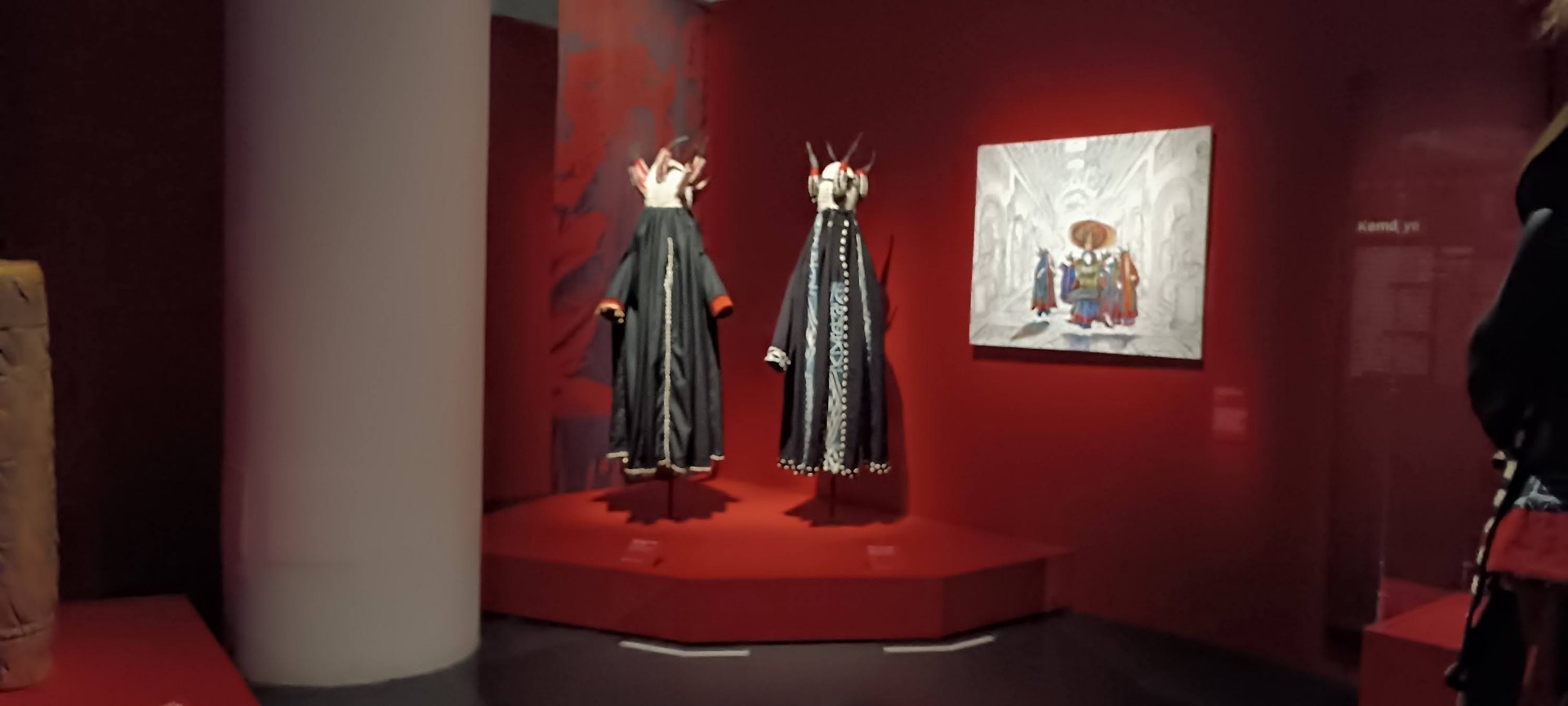 Costumes rituels à plumes et perles des sociétés initiatiques