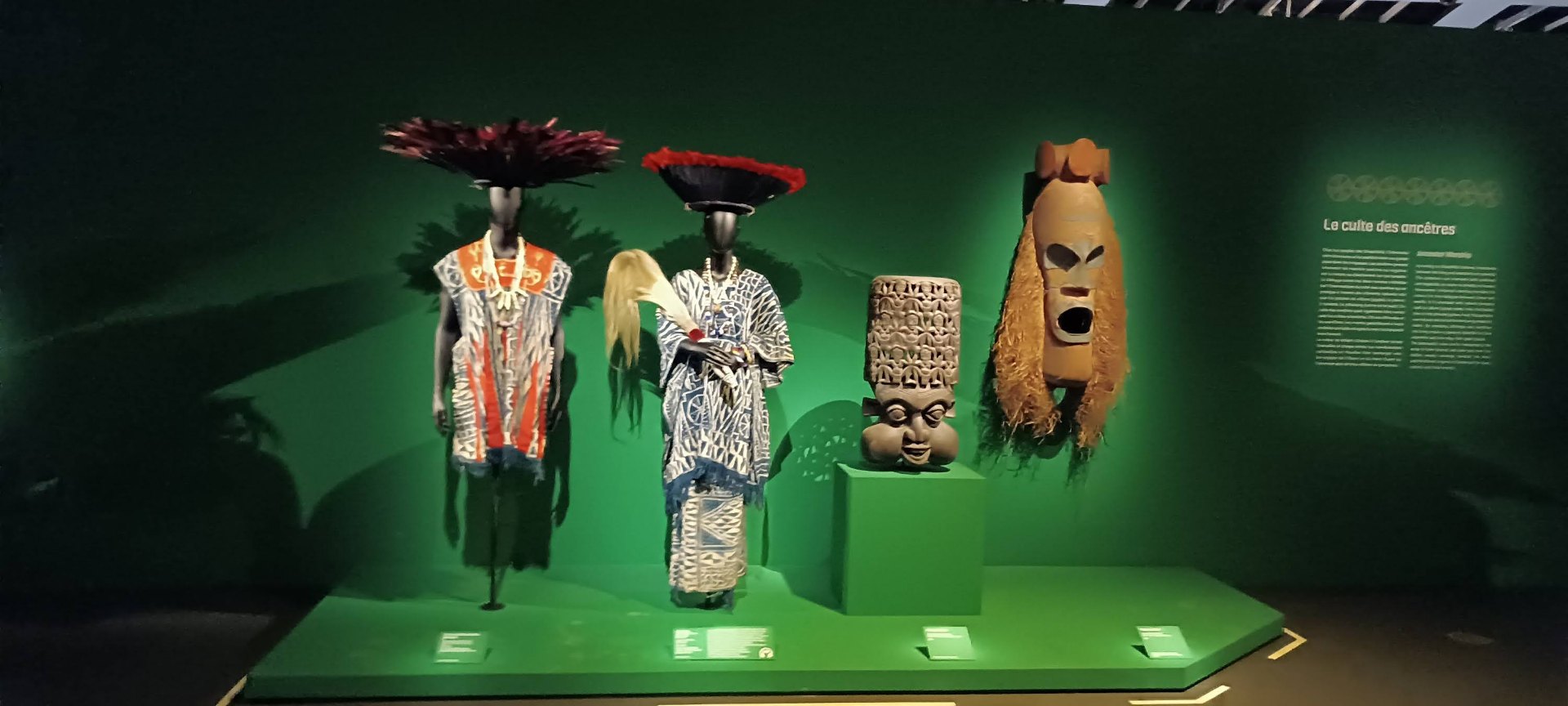 Le culte des ancêtres : tenues Ndop, coiffes à plumes et masque de raphia