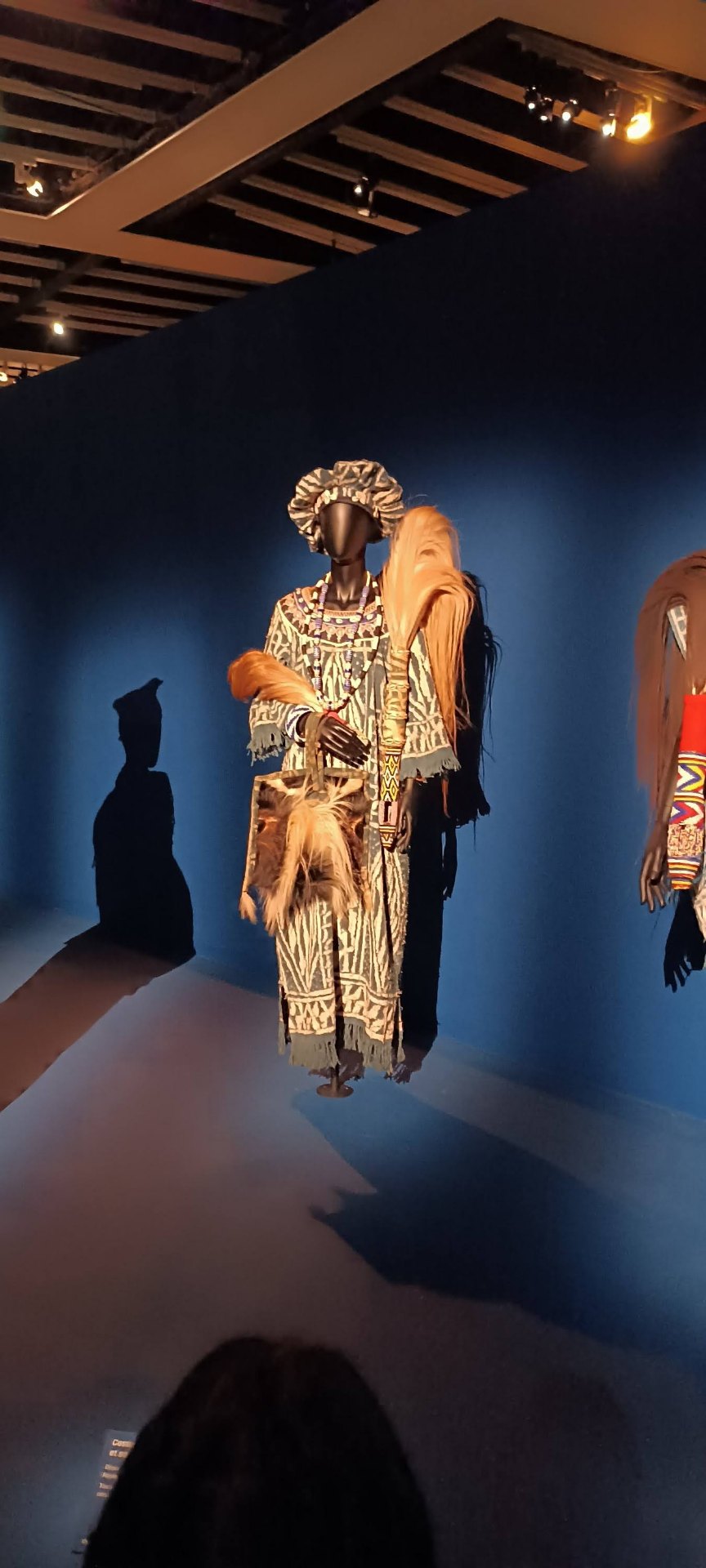 Tenue cérémonielle de la mafo (reine-mère) en Ndop perlé