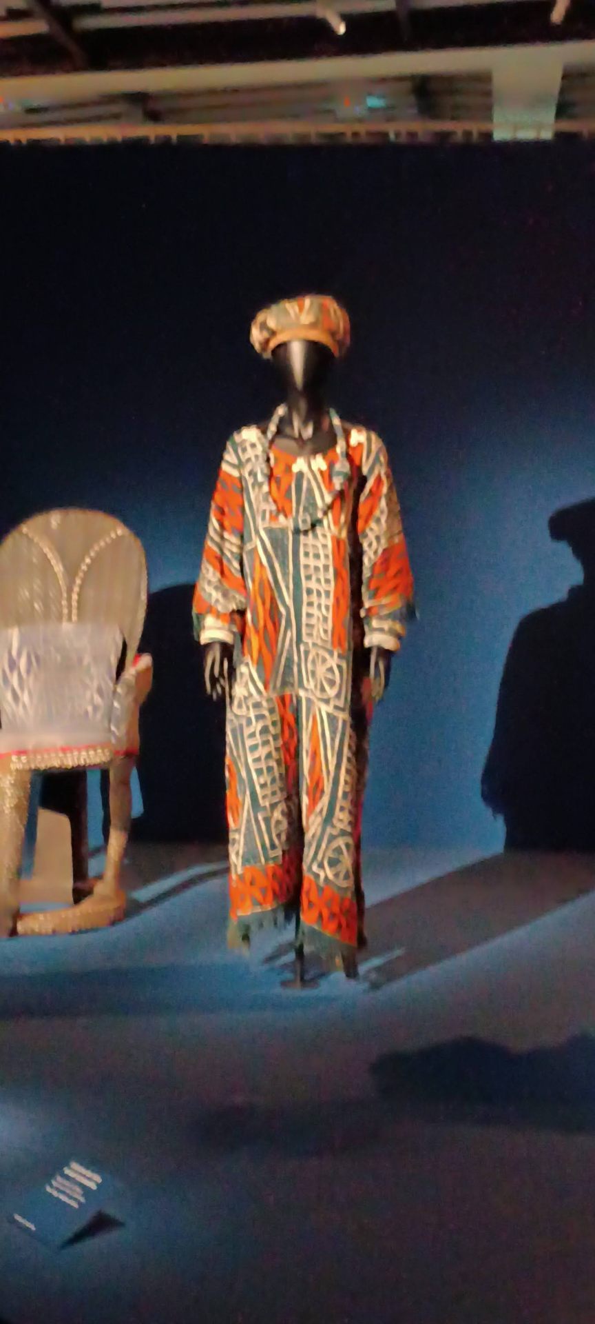 Tenue cérémonielle Ndop indigo et trône perlé