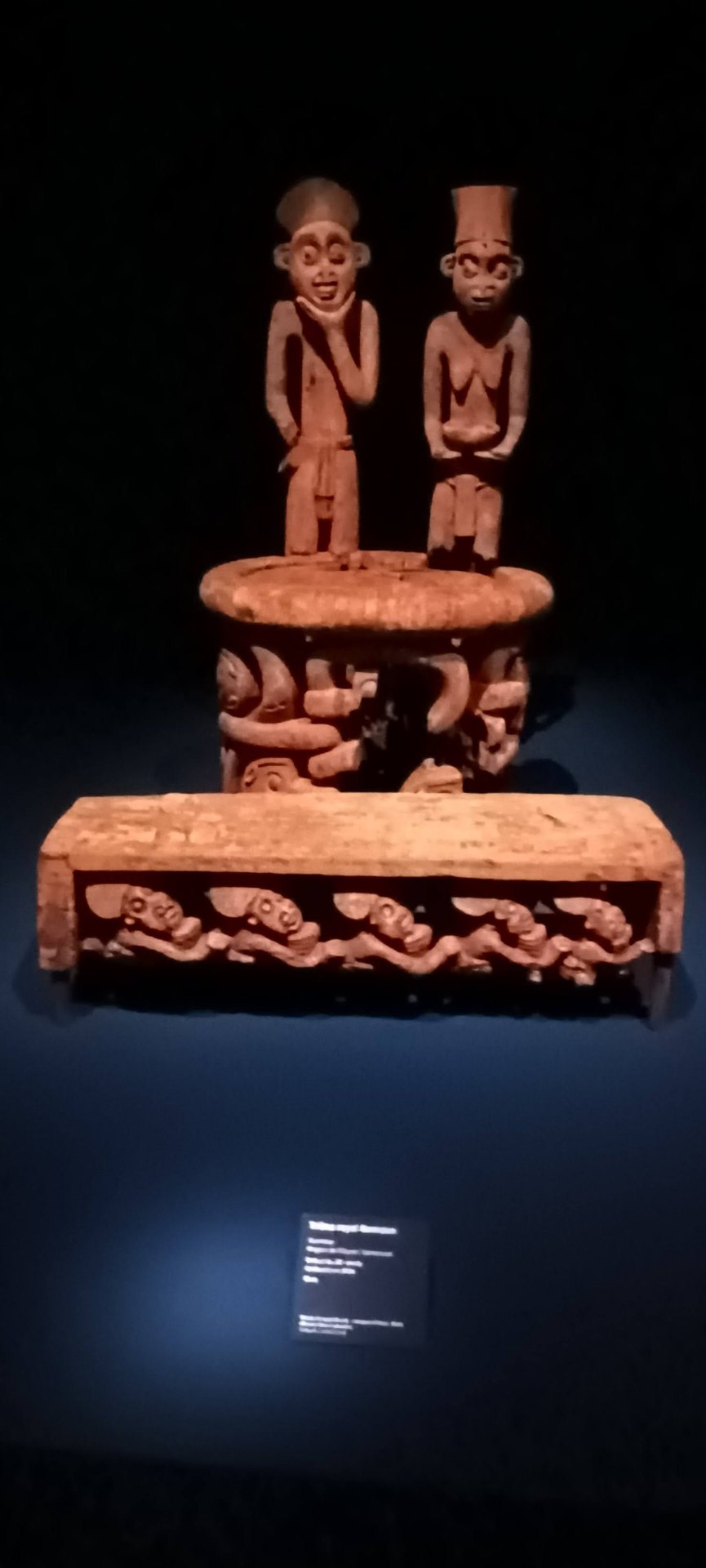 Trône sculpté à figures anthropomorphes du pays Bamiléké